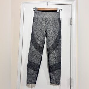 PINK‎ Victoria's Secret Gray and Black Leggings - sz L
